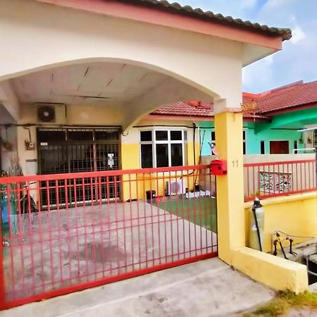 Homestay Melewar Parit Raja Esterno foto