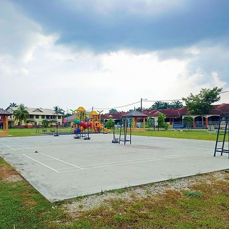 Homestay Melewar Parit Raja Esterno foto